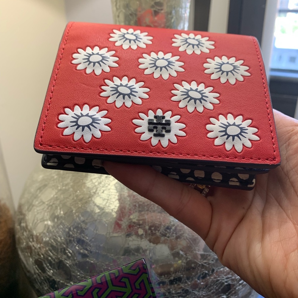 Authentic Tory Burch leather flowers snap wallet - Picture 3 of 8